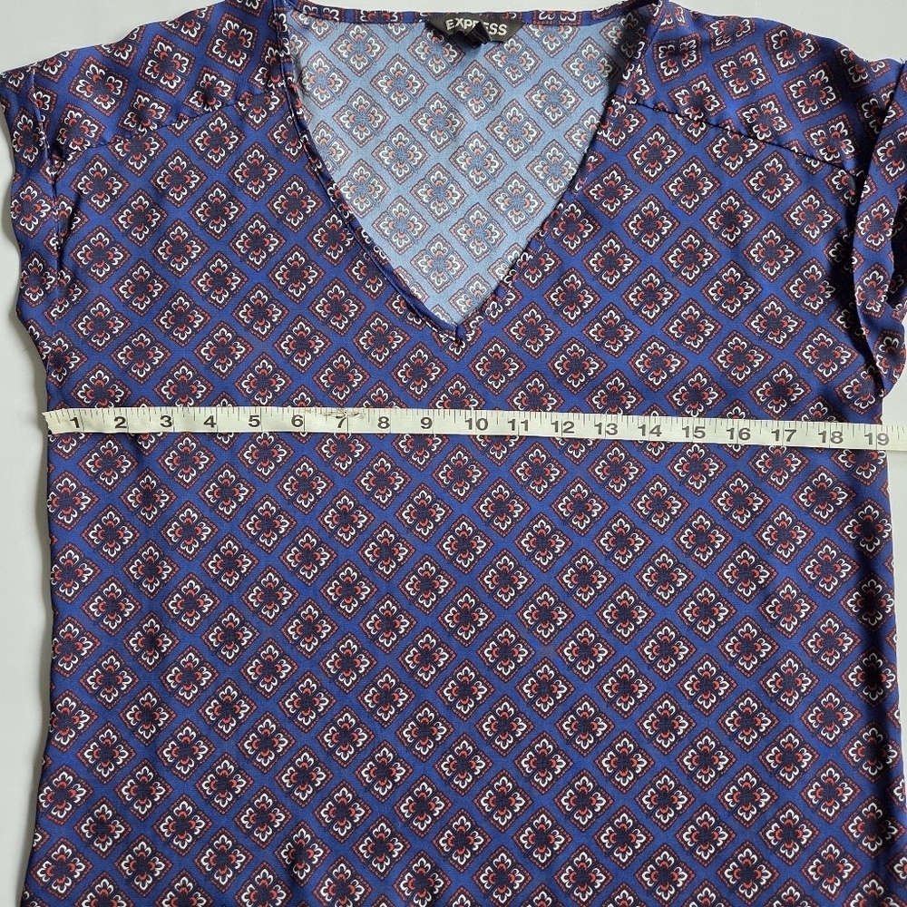 Express Women's Blue Patterned Top - Picture 4 of 7